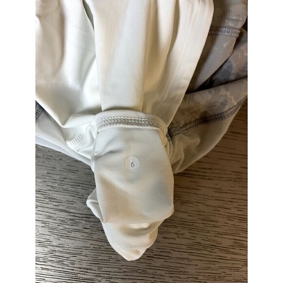 Lululemon Mesh Up Shorts Fleur Sombre White/Silver Size 6 New 2.5" Inseam - Picture 7 of 7
